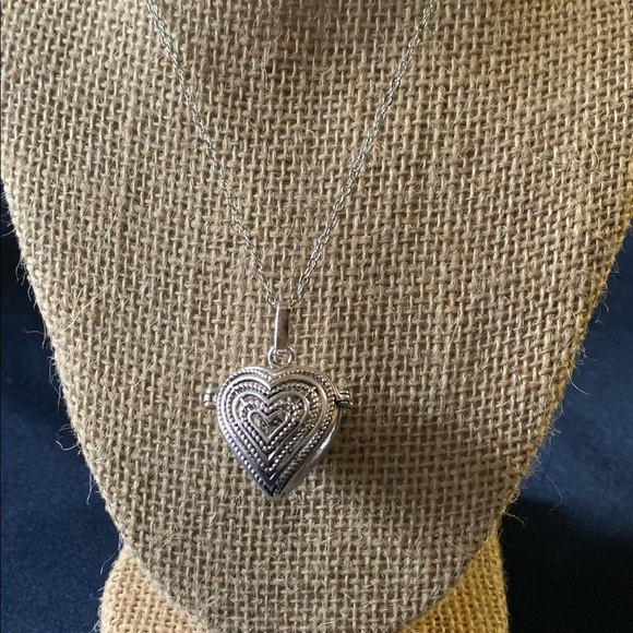 New Heart Locket Essential Oil Diffuser Necklace (oil not included) - Picture 5 of 9